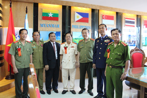 Các đại biểu tham quan và chụp ảnh lưu niệm tại Trung tâm nghiên cứu hợp tác quốc tế và ASEAN